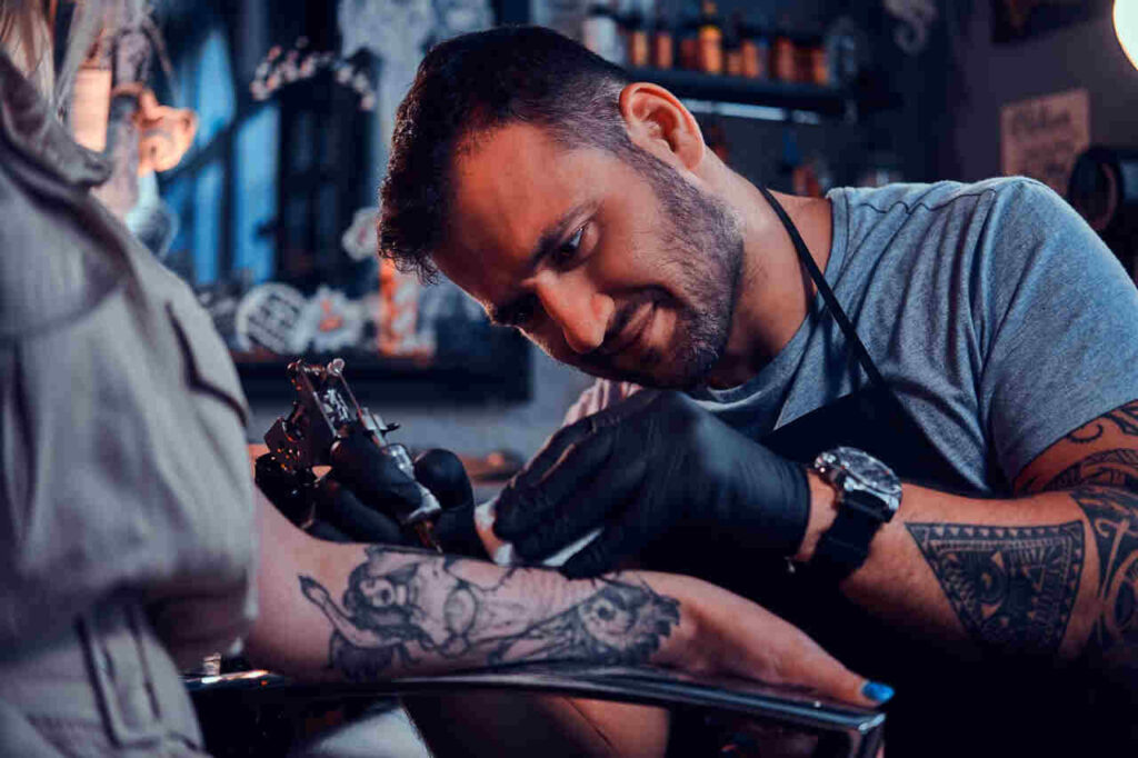 tatuador profissional e seu cliente